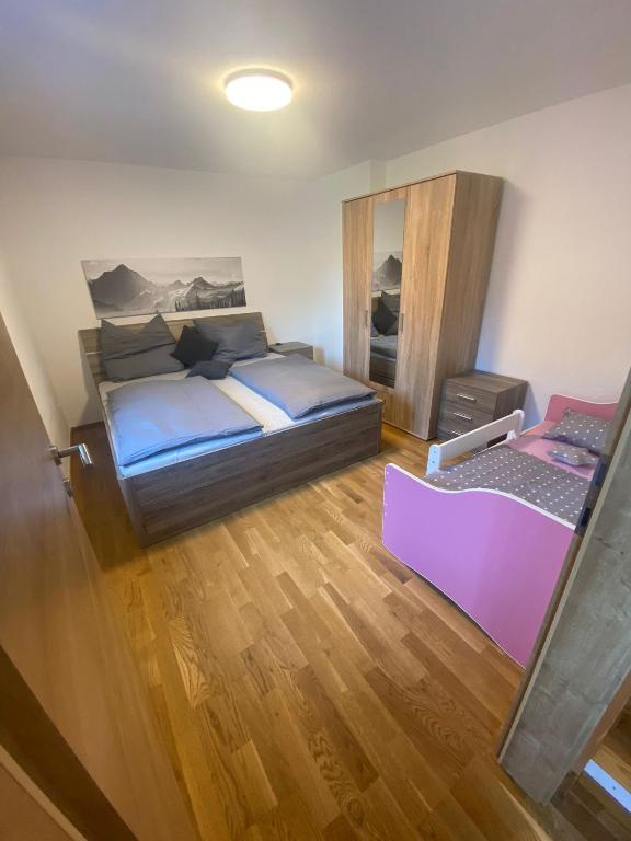 sypialnia z dużym łóżkiem i lustrem w obiekcie Ferienhaus Esila w mieście Fieberbrunn