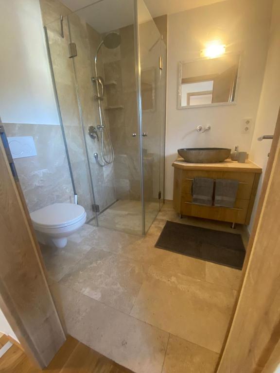 łazienka z prysznicem, toaletą i umywalką w obiekcie Ferienhaus Esila w mieście Fieberbrunn