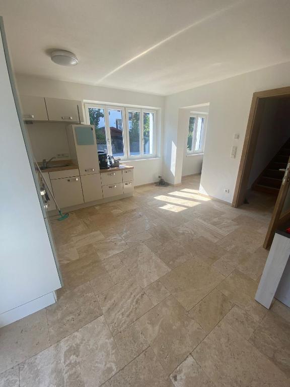 pusty pokój ze schodami w domu w obiekcie Ferienhaus Esila w mieście Fieberbrunn