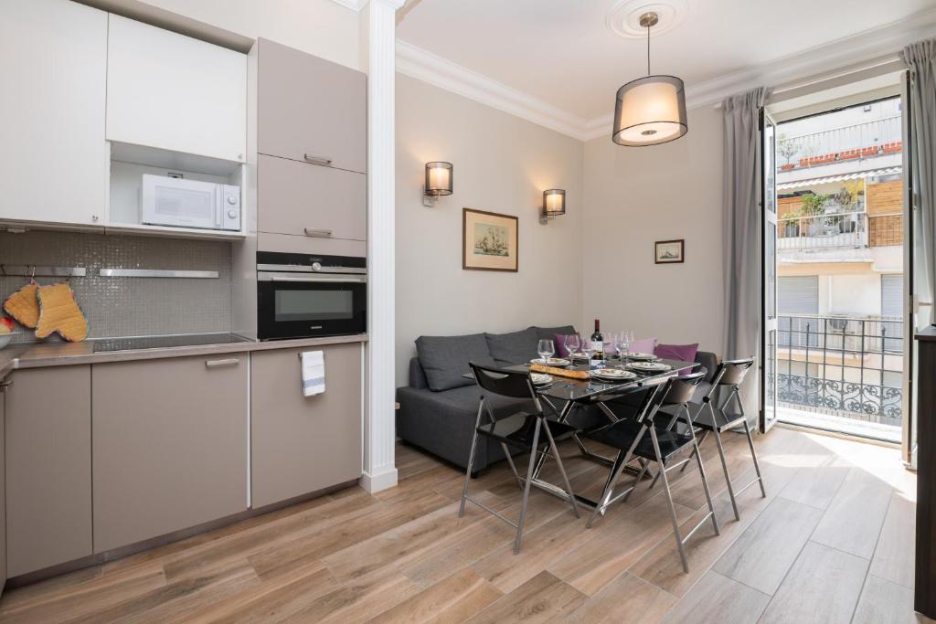 une cuisine et un salon avec une table et un canapé dans l'établissement 