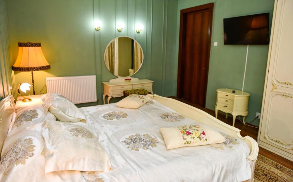 Former Ceausescu's Vila Crizantema - Two-Bedroom Apartment