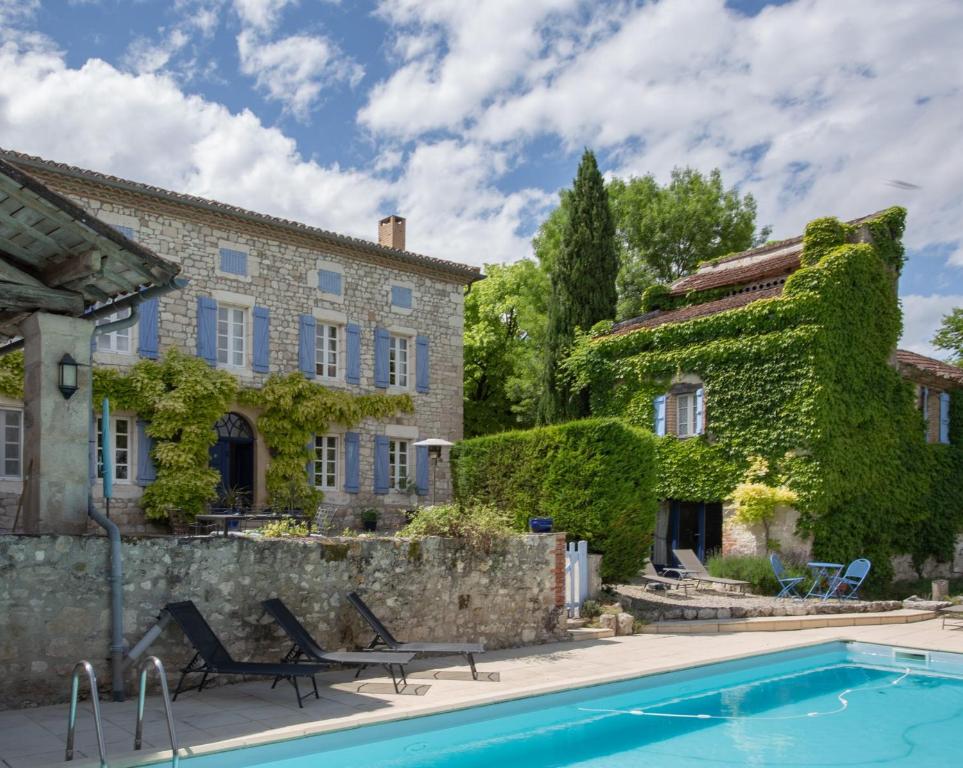 un domaine avec piscine et maison dans l'établissement Le pigeonnier, à Le Verdier