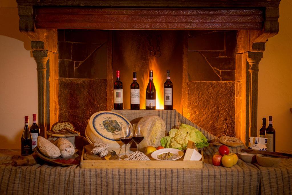 un gruppo di bottiglie di vino e verdure su un tavolo di Base531 a Tovo di Sant'Agata