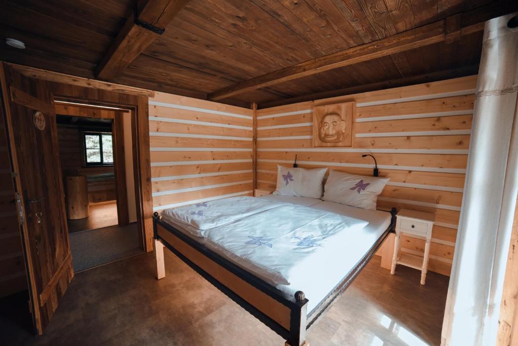 Postel nebo postele na pokoji v ubytování Chata pod Obřím hradem
