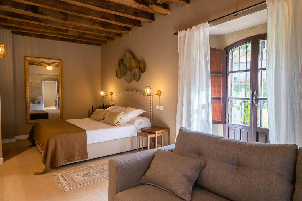 Posteľ alebo postele v izbe v ubytovaní Hotel Palacio De Luko