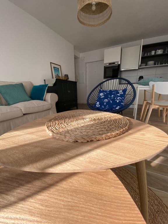- un salon avec une table en bois et un canapé dans l'établissement LAPEROUSE 2B coeur de ville et plage à pied pour 4 - parking privé gratuit, à Concarneau