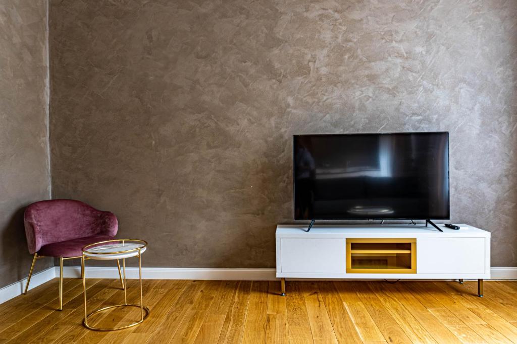TV a/nebo společenská místnost v ubytování Rosso Aparthotel