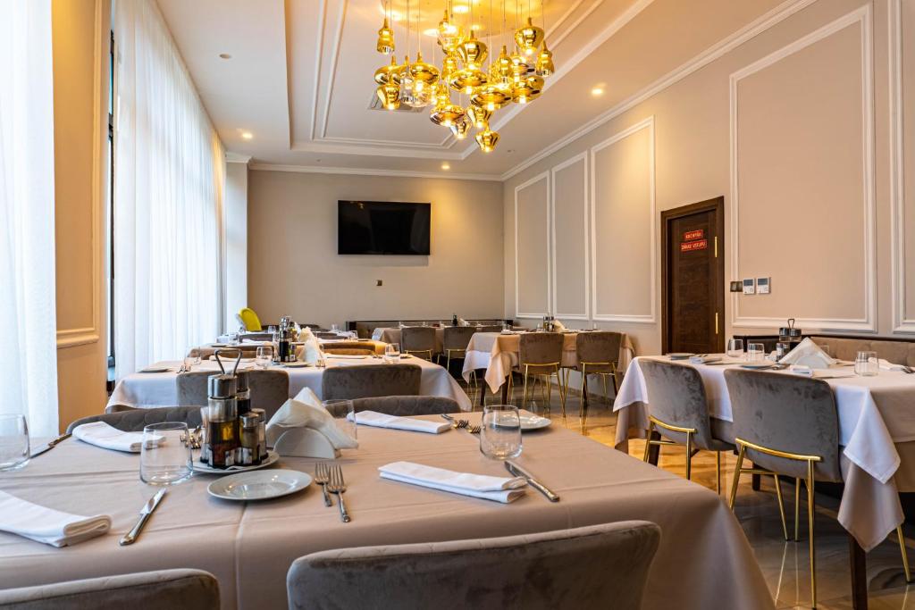 TV a/nebo společenská místnost v ubytování Rosso Aparthotel