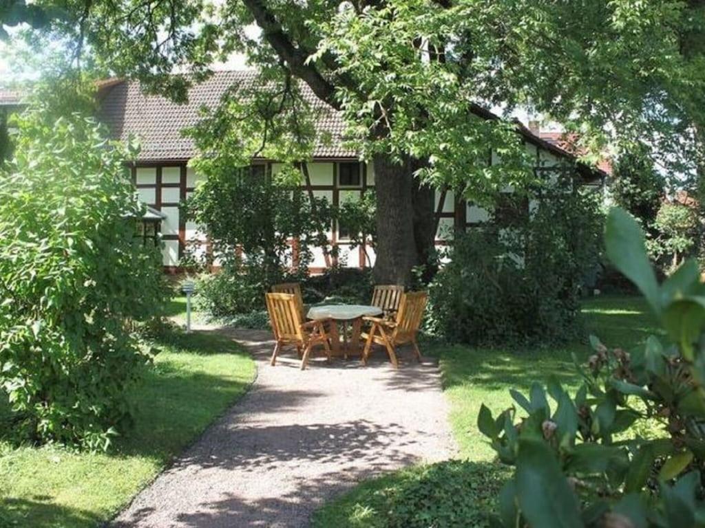 una mesa y sillas en el patio de una casa en Apartment in Tabarz Thuringia near the forest en Tabarz