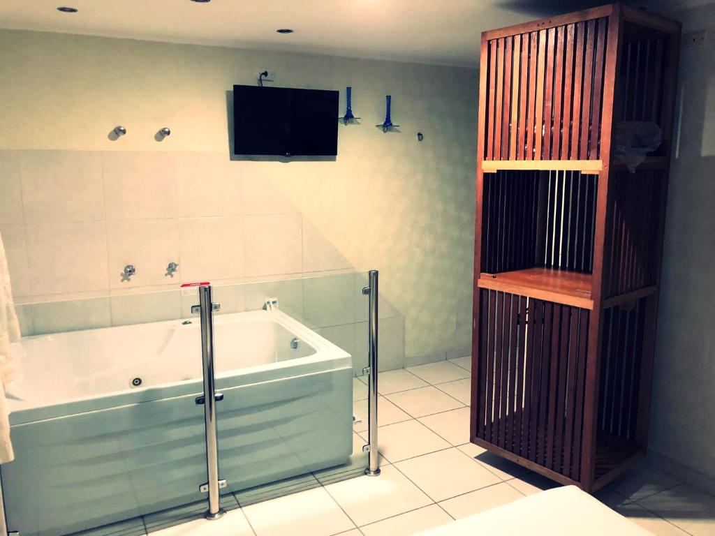 Uma televisão e/ou sistema de entretenimento em David Plaza Hotel