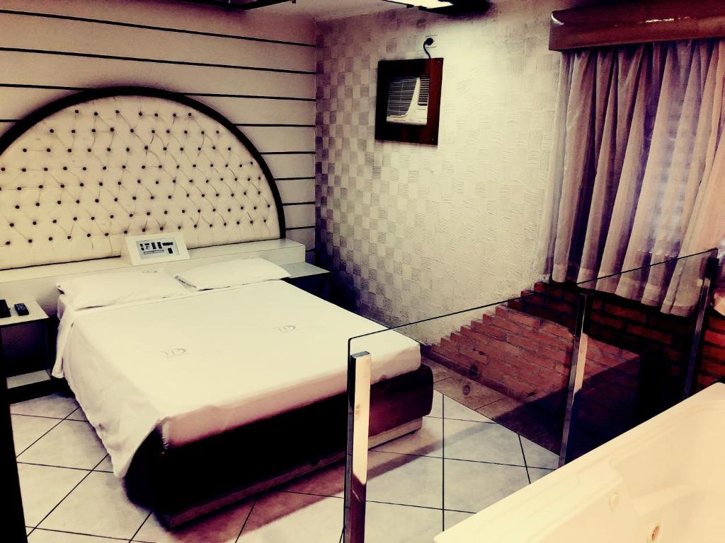 Uma cama ou camas num quarto em David Plaza Hotel