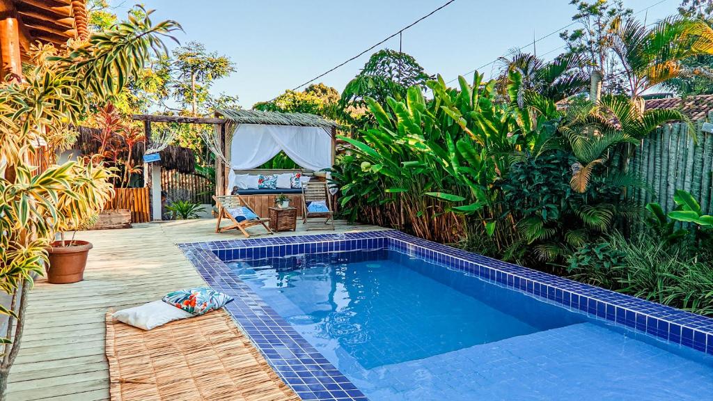 een zwembad in het midden van een tuin bij VILA TRANCOSEAR in Trancoso