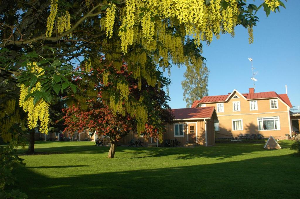 una casa e un albero di fronte a un cortile di Gästgård Christiansund a Eckerö