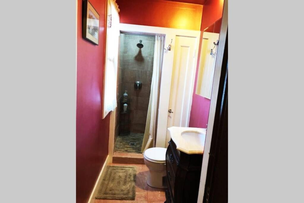 Koupelna v ubytování Elegant Spacious Private Studio ~ Upscale Berkeley