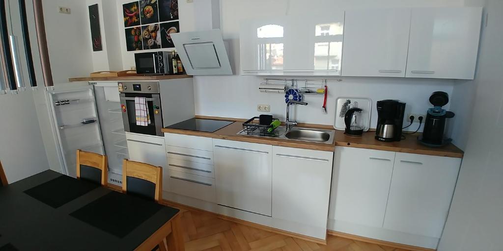 Kuchyň nebo kuchyňský kout v ubytování attraktives 2-Zimmer-Apartment im Stadtzentrum