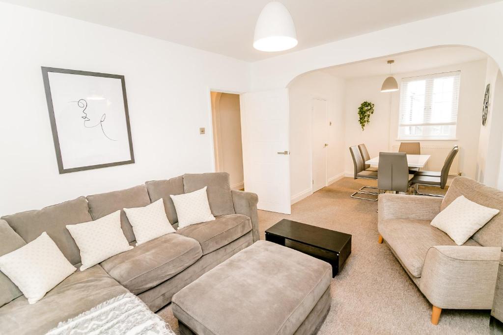 una sala de estar con un sofá y una mesa en New city house, great location - with parking, en Norwich