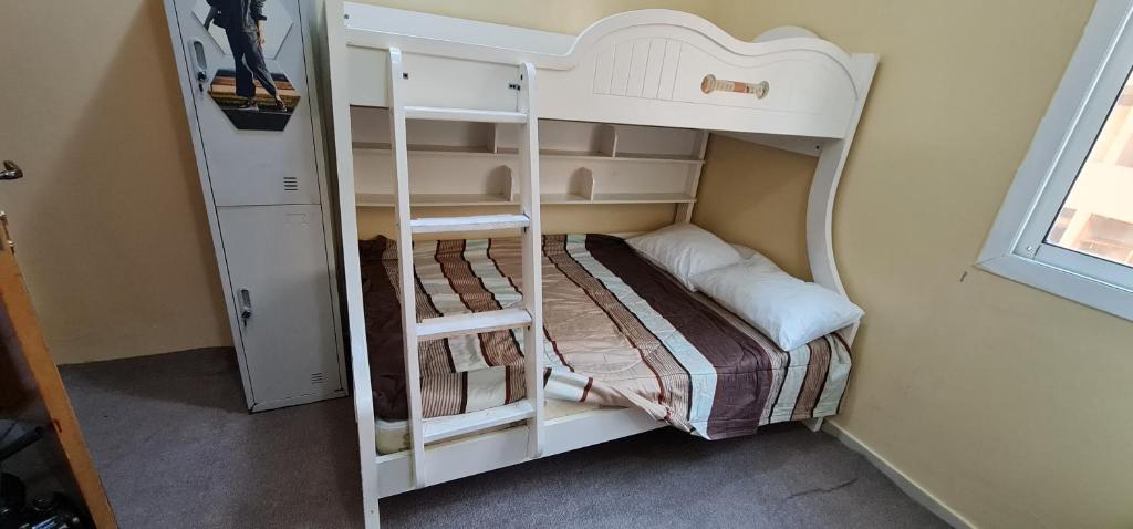 Tempat tidur susun dalam kamar di Dubai Hostel, Bedspace and Backpackers