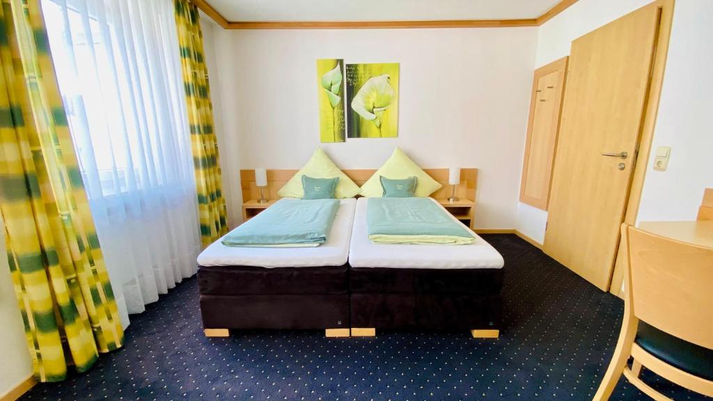 1 dormitorio con 1 cama en una habitación en otto - bed & breakfast, en Ottobeuren