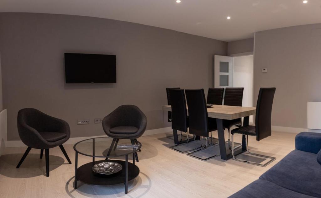 Televízia a/alebo spoločenská miestnosť v ubytovaní Apartamentos Palacio de Yolanda