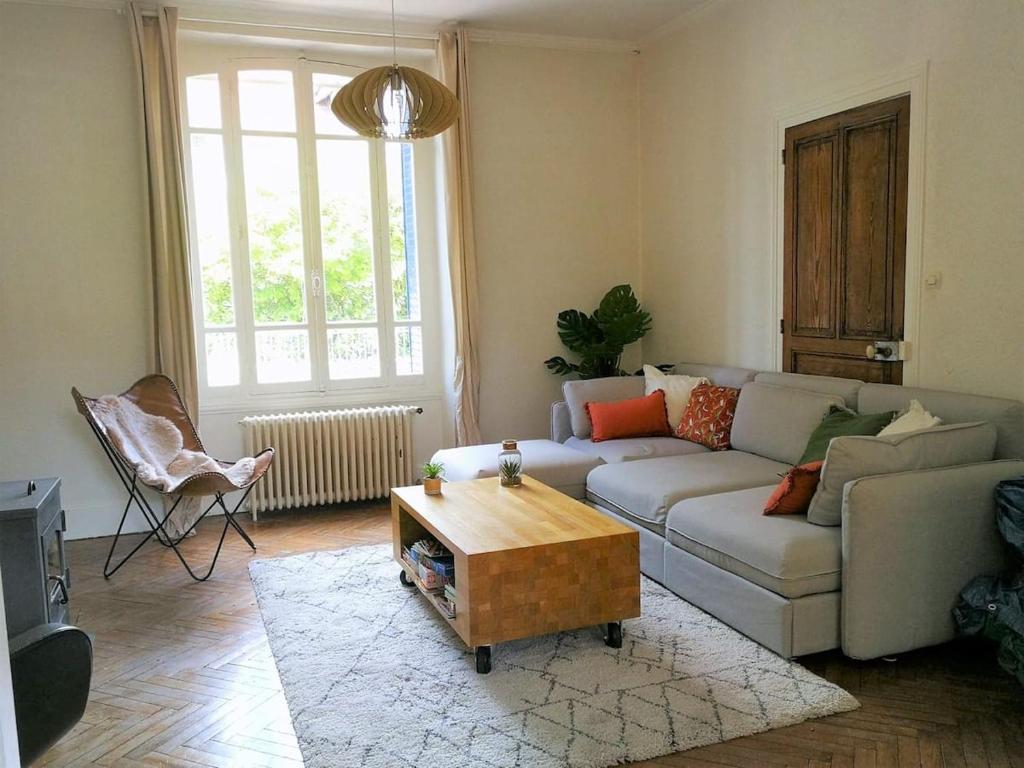 - un salon avec un canapé et une table basse dans l'établissement Charmante maison bourguignonne avec grand jardin et parking, à Montbard