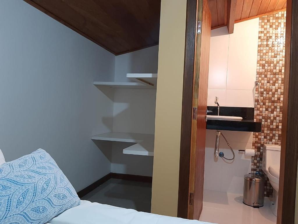 um quarto com uma cama, um lavatório e uma casa de banho em Loft Colibri Mucugê em Mucugê