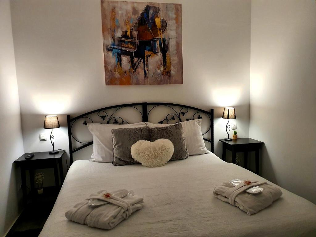 A bed or beds in a room at Central Luxury Apartments