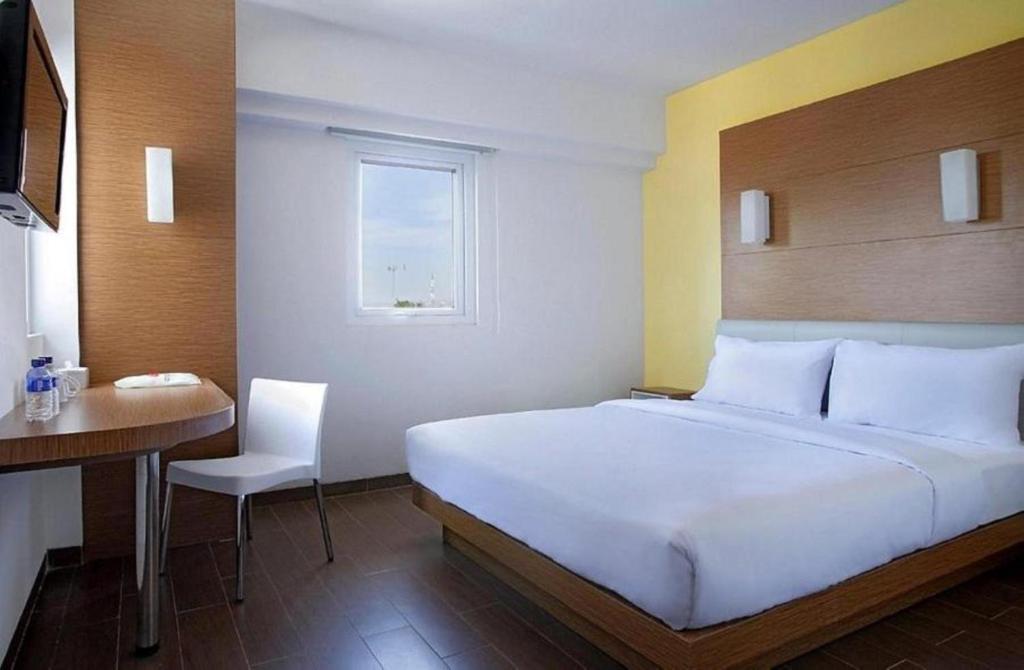 Postel nebo postele na pokoji v ubytování Amaris Hotel Cirebon