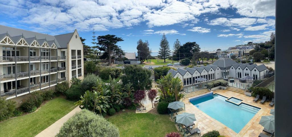 une vue aérienne d'un complexe hôtelier avec piscine dans l'établissement Portsea Village Resort, à Portsea