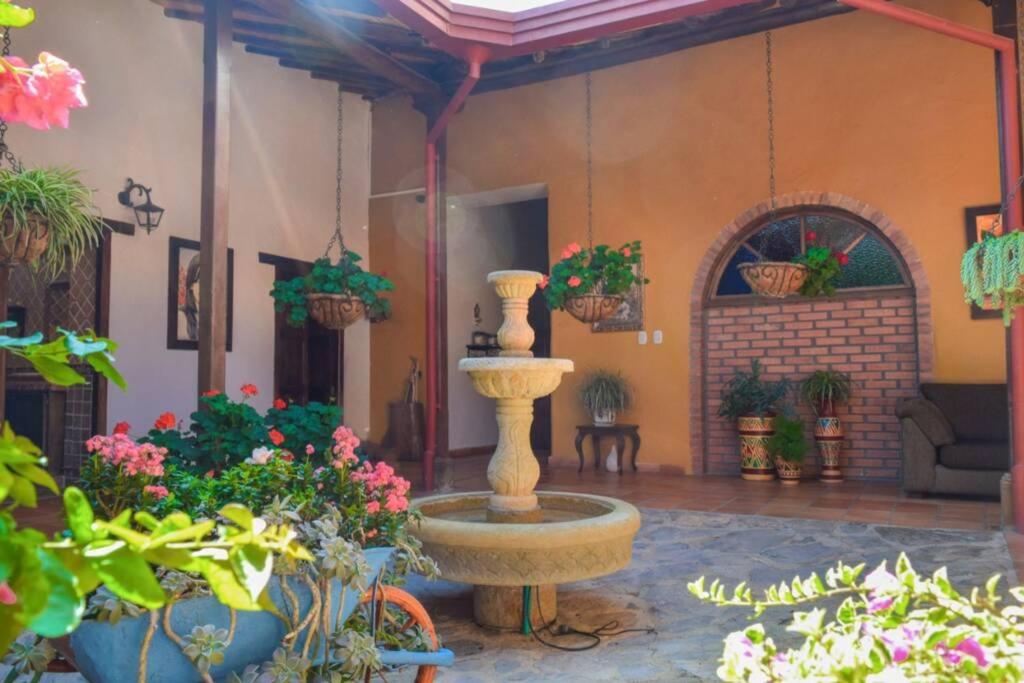 una fontana in mezzo a un cortile con piante di Casa Jericó Zapatoca a Zapatoca