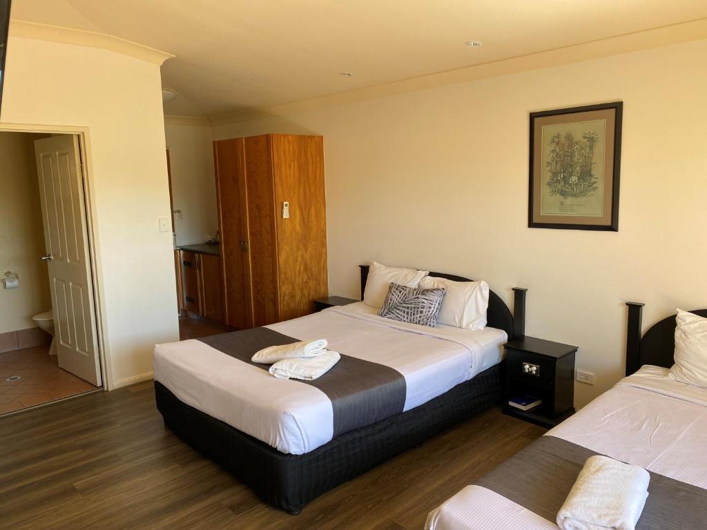 Emerald Explorers Inn - Two-Bedroom Family Room