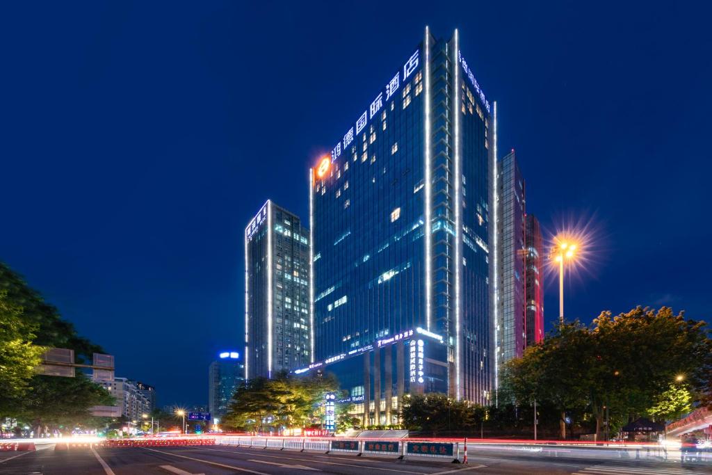 廣州的住宿－鴻德國際酒店，一座高大的建筑,晚上有灯