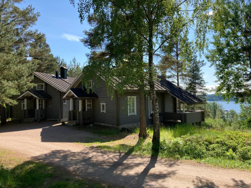 une maison avec une allée en face de celle-ci dans l'établissement Meri-Ruukin Lomakylä, à Matildedal