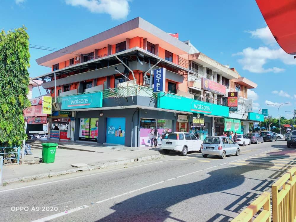 uma rua com carros estacionados em frente a um edifício em Lodge 88 (1) em Ranau