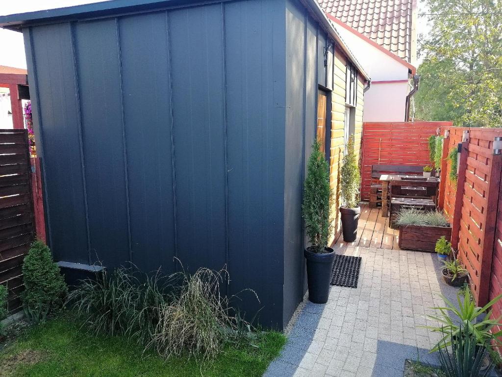 グダニスクにあるApartament Antonio 3 Gdańskの庭にあるベンチのある青い小屋