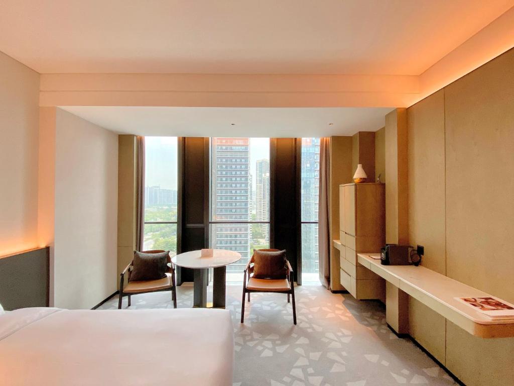 Postel nebo postele na pokoji v ubytování InterContinental Foshan DongPing