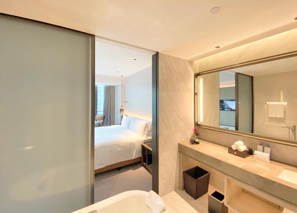 Postel nebo postele na pokoji v ubytování InterContinental Foshan DongPing
