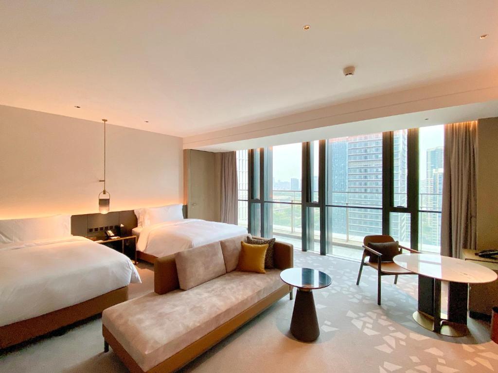 Postel nebo postele na pokoji v ubytování InterContinental Foshan DongPing