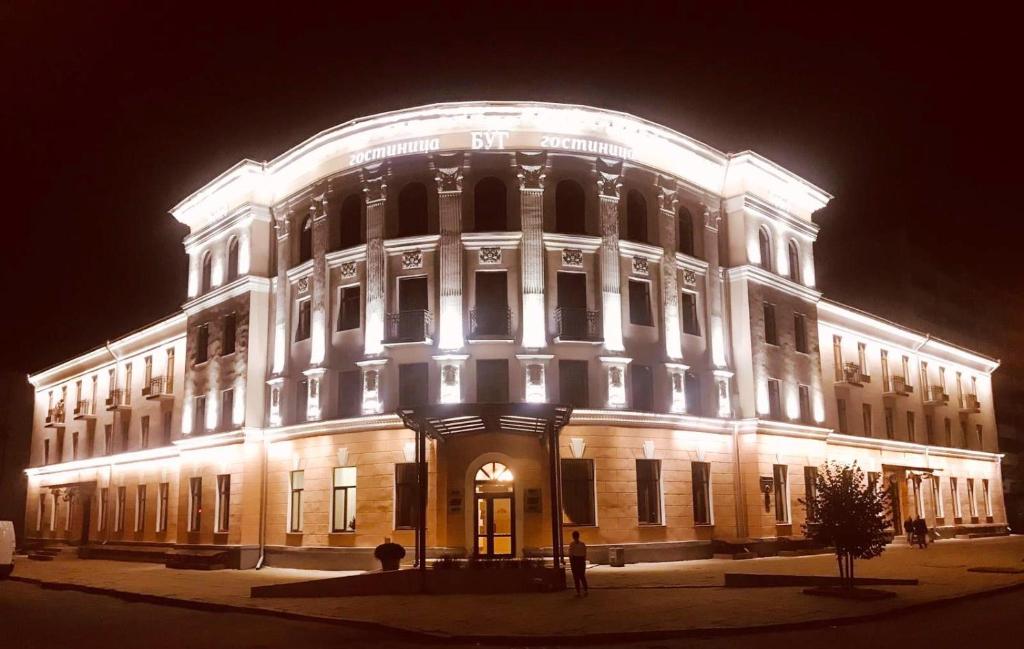 a large building lit up at night at Hotel Byg in Brest