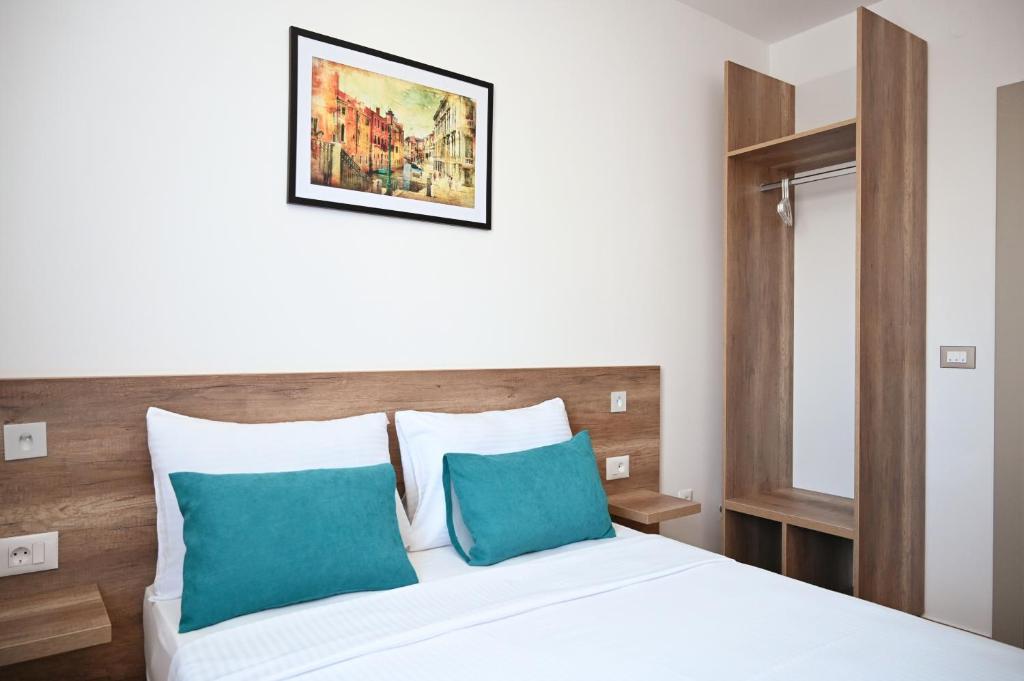 Dona, Altina - Resim 8