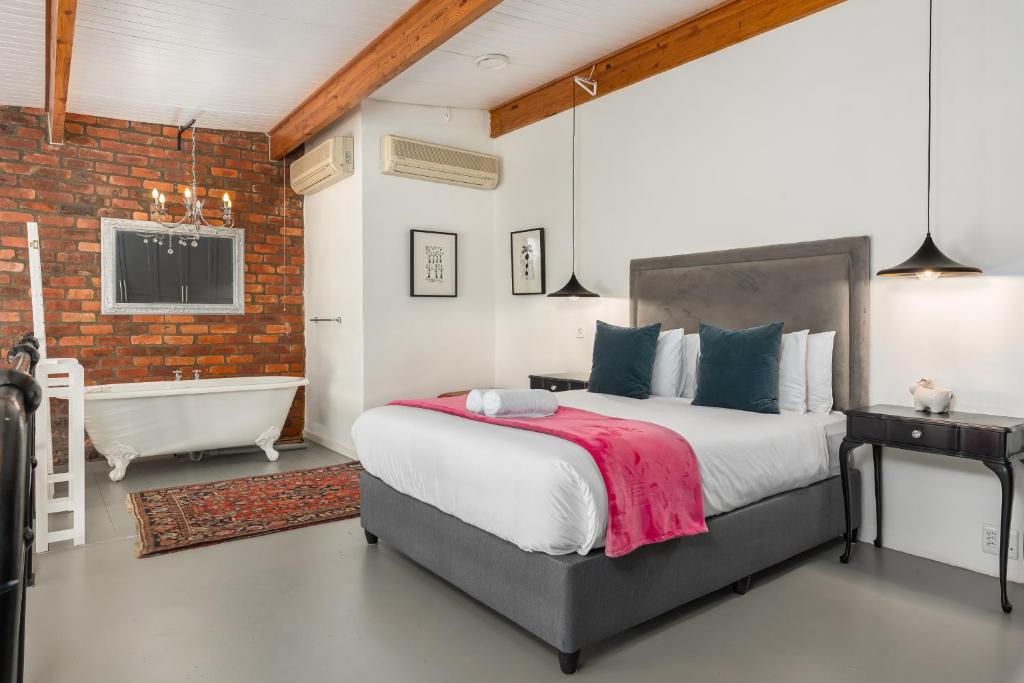 Westside Studios 311 - One-Bedroom Apartment