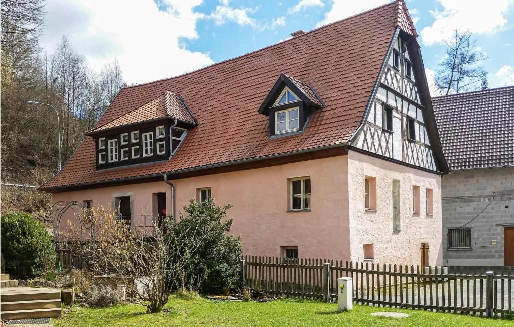 una casa grande con techo marrón en Ferienwohnung Rothmhle en Schleyreuth