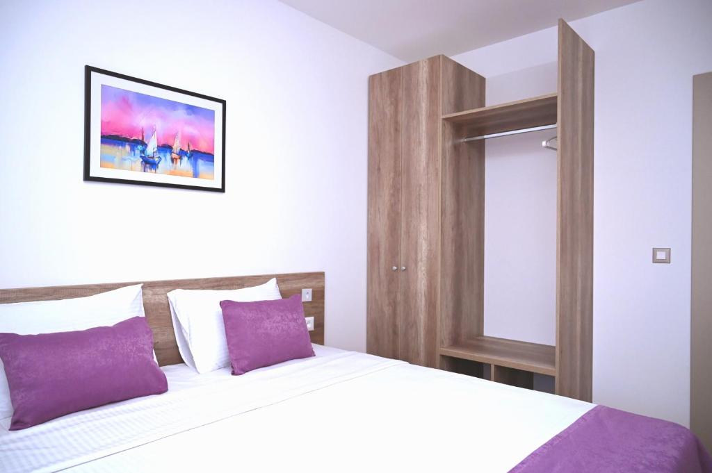 Dona, Altina - Resim 20