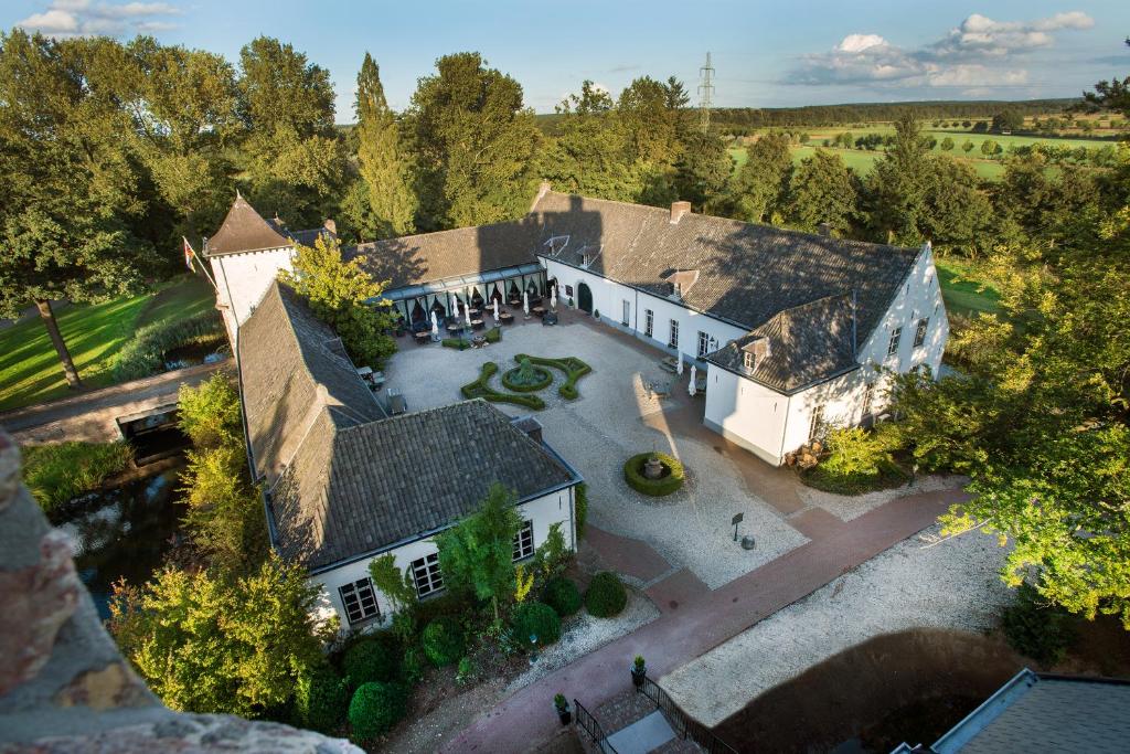 een luchtzicht op een groot huis met een tuin bij Romantik Hotel Kasteel Daelenbroeck in Herkenbosch