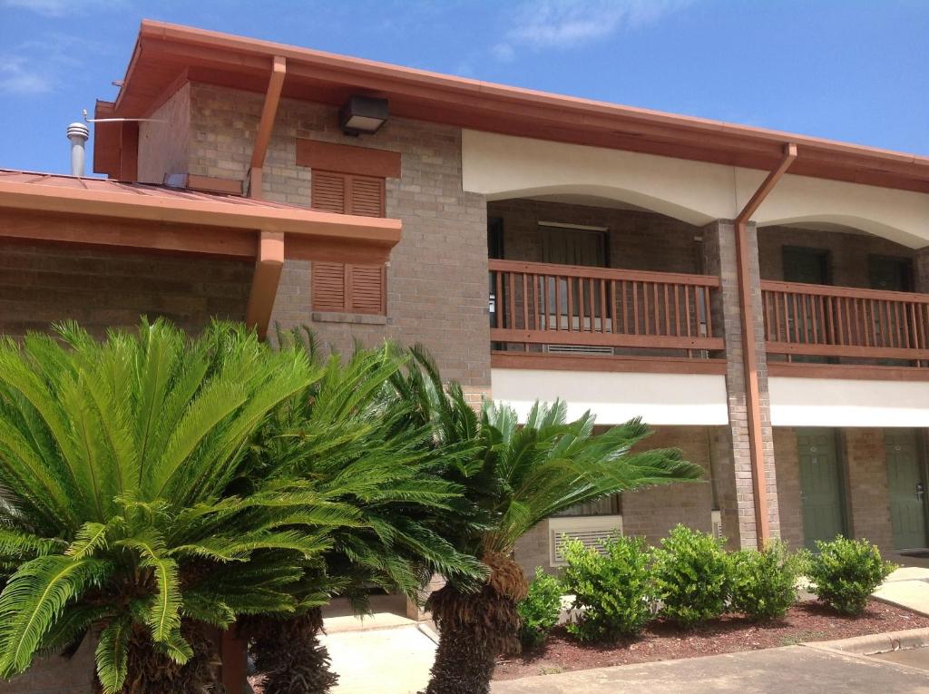 Un edificio con palmeras delante. en Countryside Inn, en Wharton