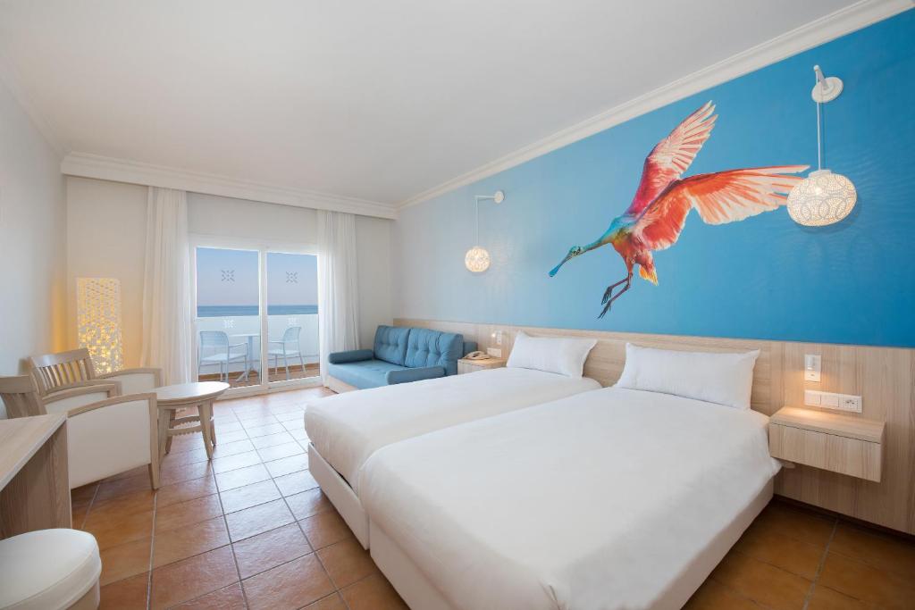 Postel nebo postele na pokoji v ubytování Iberostar Waves Founty Beach All Inclusive