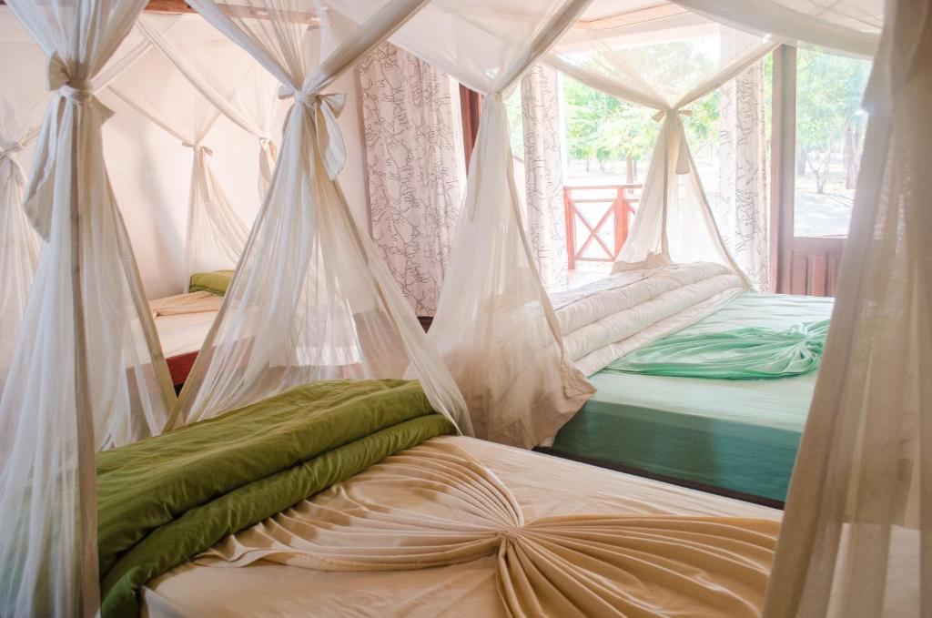 - 2 lits dans une chambre avec moustiquaires dans l'établissement RELAIS DU KIRINDY, à Kirindy