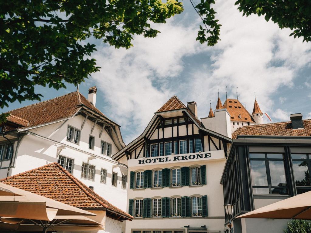 vista sulla corona dell'hotel con edifici di Hotel Krone Thun a Thun