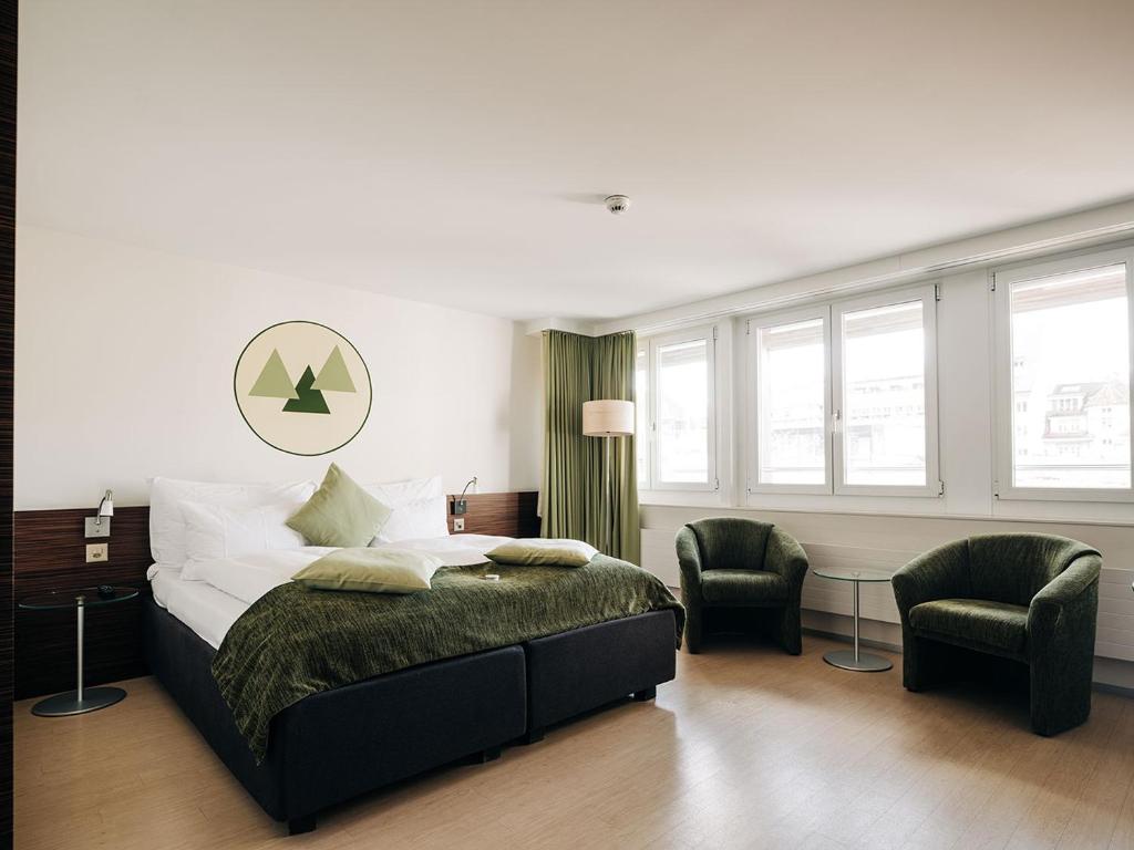 Letto o letti in una camera di Hotel Krone Thun
