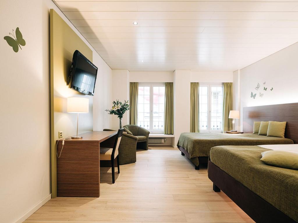 Letto o letti in una camera di Hotel Krone Thun