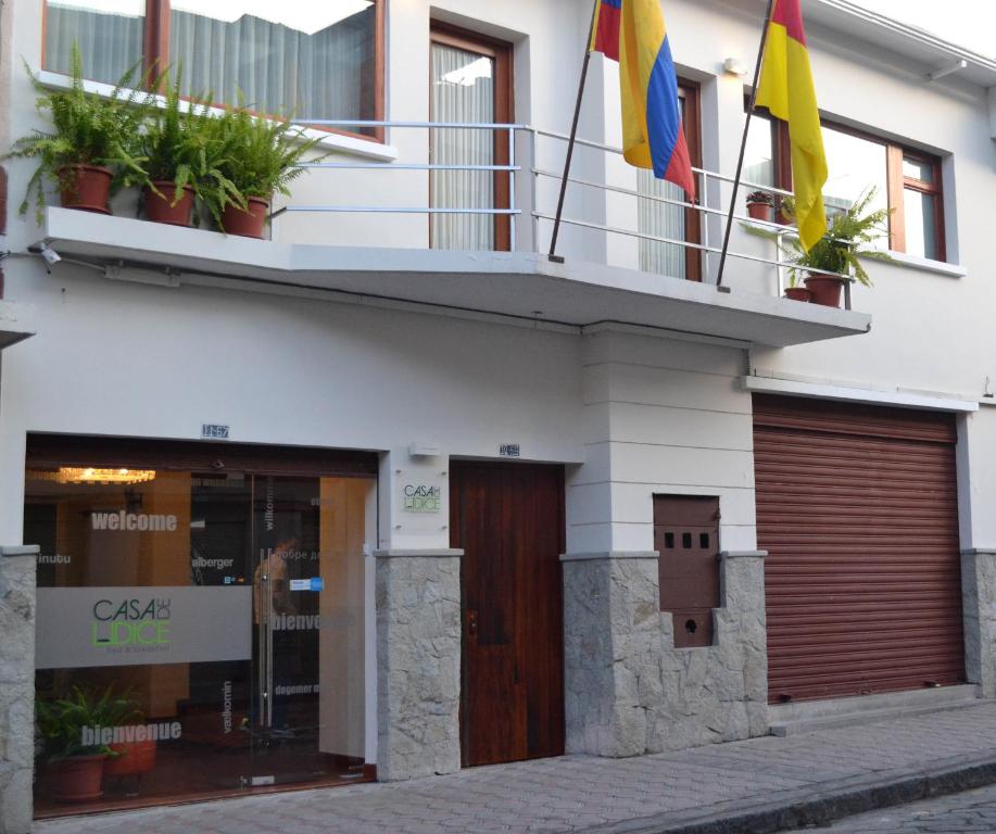 un edificio con banderas delante en Hostal Casa de Lidice, en Cuenca